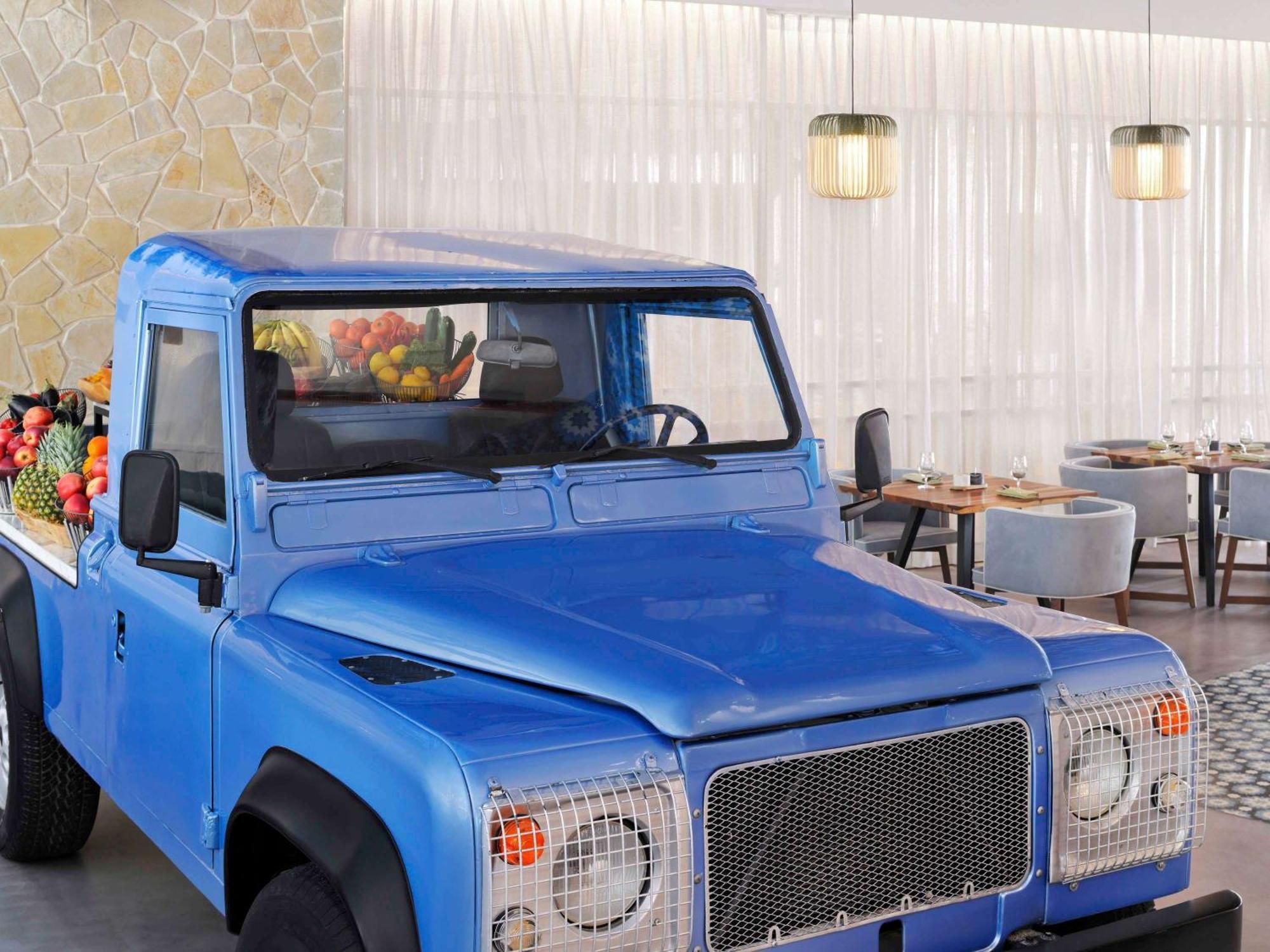 Moevenpick Hotel & Apartments Ghala Маскат Экстерьер фото The Land Rover Defender 90