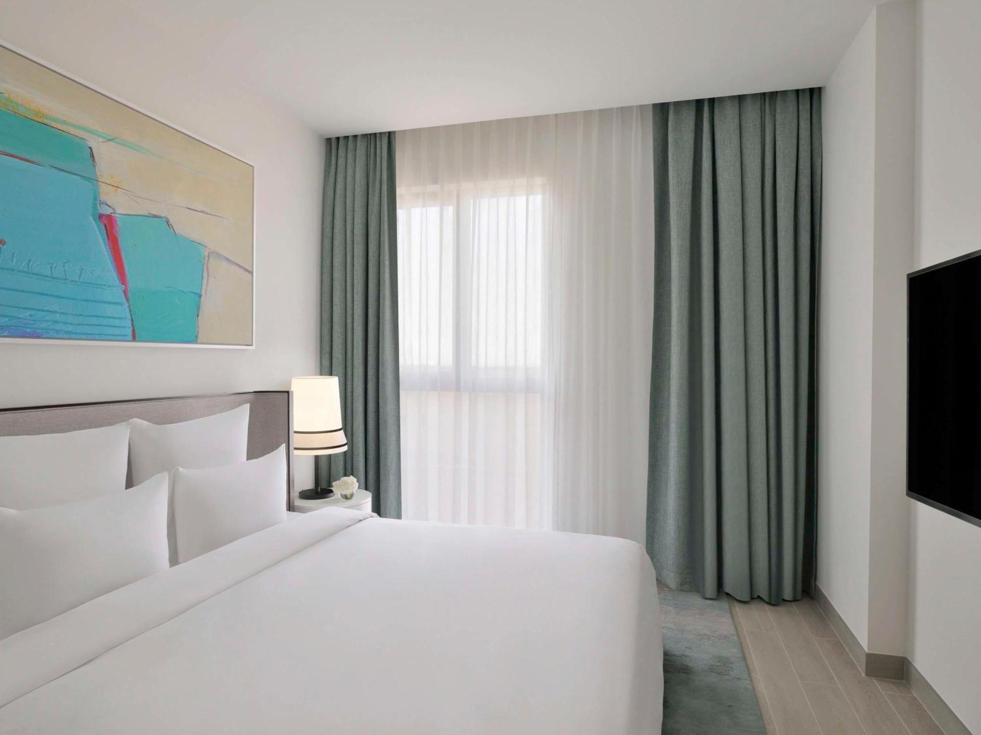 Moevenpick Hotel & Apartments Ghala Маскат Экстерьер фото A bedroom at the hotel